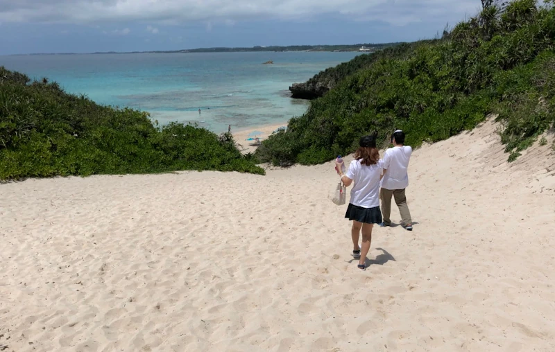 宮古島の砂山ビーチに入るところ