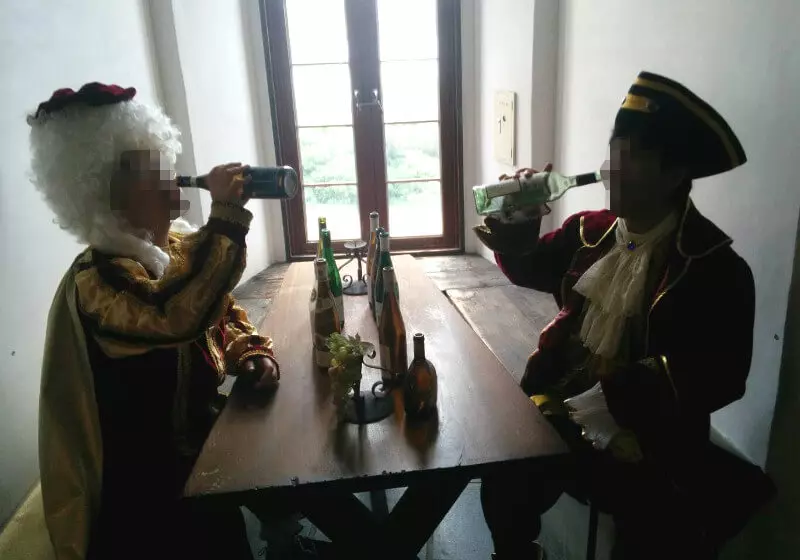 仲良くビールを飲む中世の音楽家と海賊