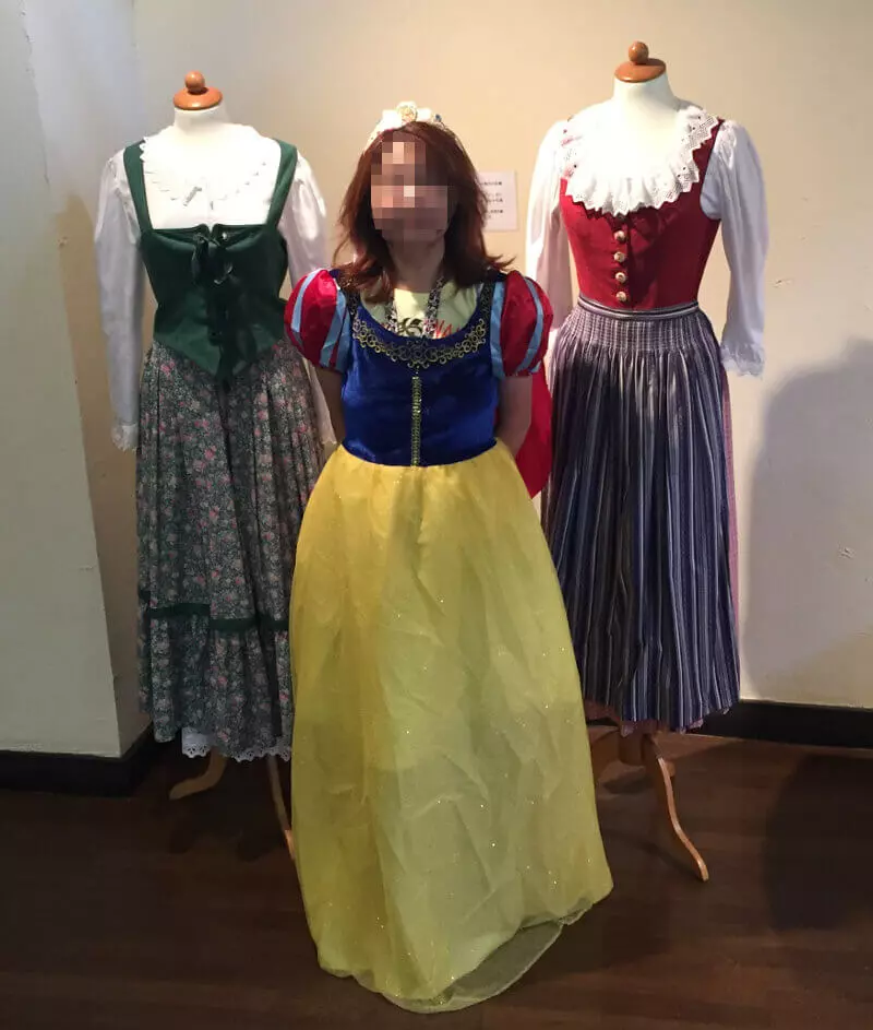 胸元からはTシャツが丸見え