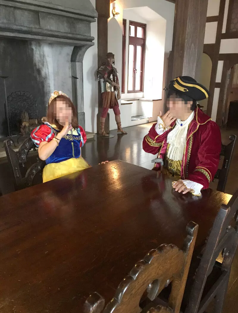 貴族の食卓を囲む白雪姫と海賊