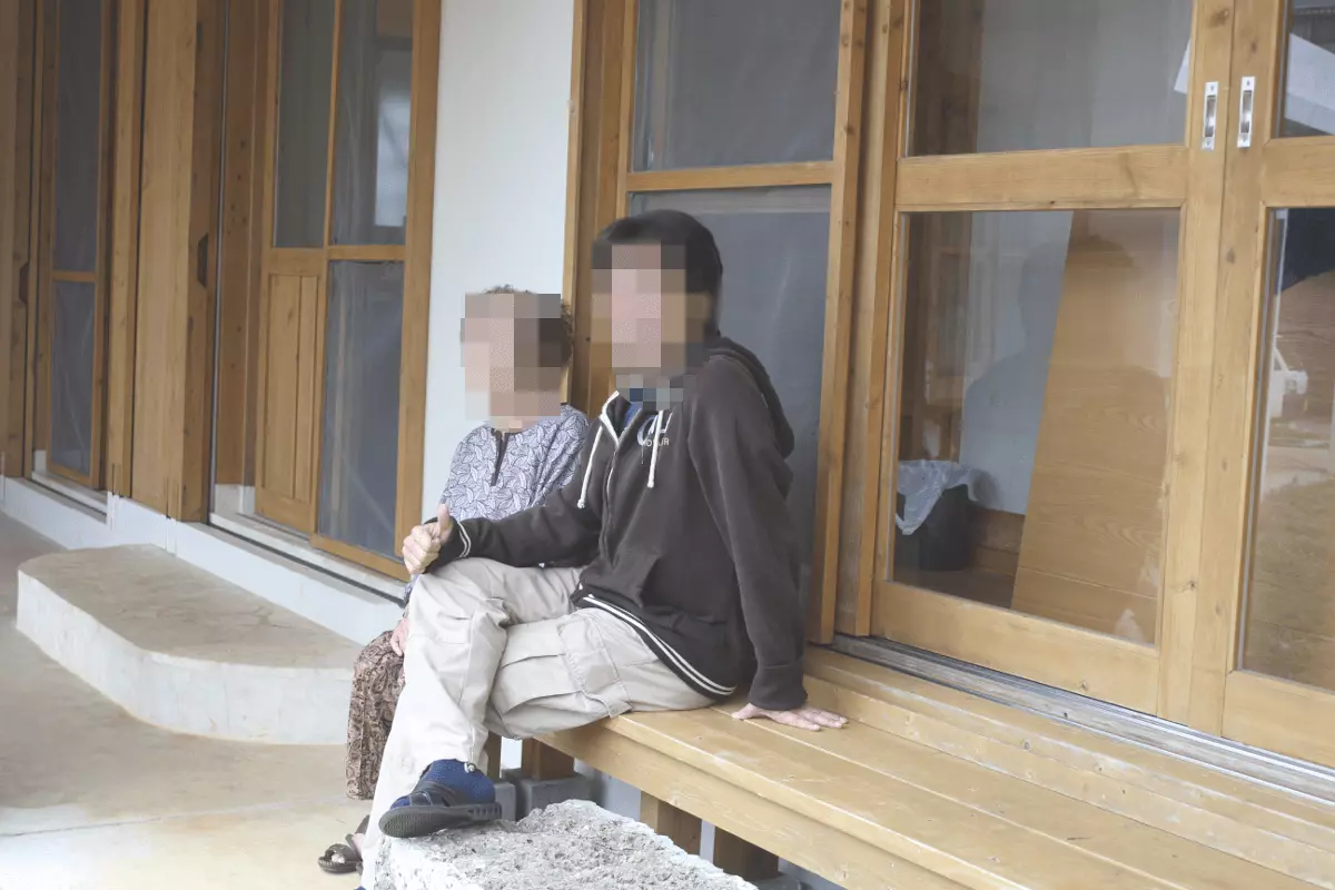 エコハウスの縁側で婆ちゃんとおしゃべり