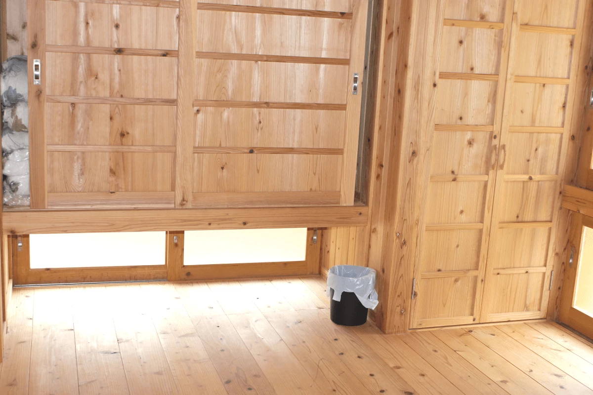 フローリングの寝室