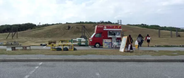 駐車場脇には移動店舗