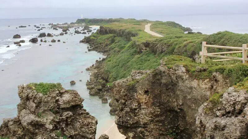 細く突き出た東平安名崎