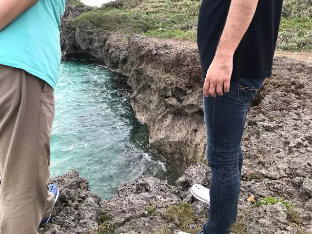 断崖絶壁を覗く