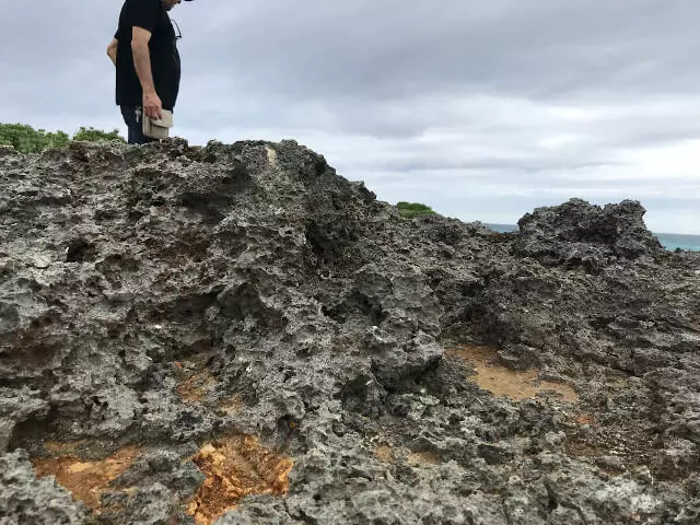 高低差もあり歩きにくい岩場