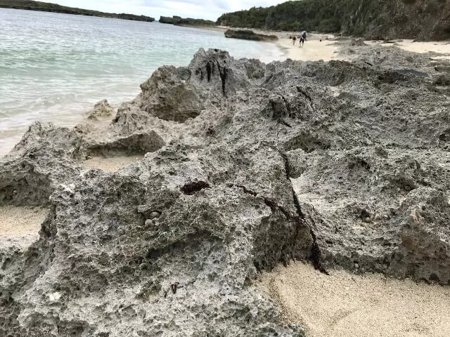 ゴツゴツした岩場