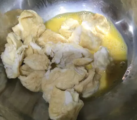 良く絞ったお麩を溶き卵に混ぜる